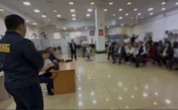 В Бишкеке сотрудник Первомайского ЦОН и посредники брали деньги за ускорение оказания услуг