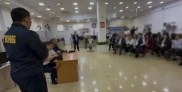 В Бишкеке сотрудник Первомайского ЦОН и посредники брали деньги за ускорение оказания услуг Главная