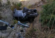 В Ошской области машина с подростками слетела с дороги с высоты 19 метров в обрыв. Погиб 17-летний.