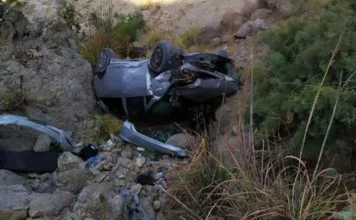 В Ошской области машина с подростками слетела с дороги с высоты 19 метров в обрыв. Погиб 17-летний.