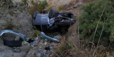 В Ошской области машина с подростками слетела с дороги с высоты 19 метров в обрыв. Погиб 17-летний. Главная