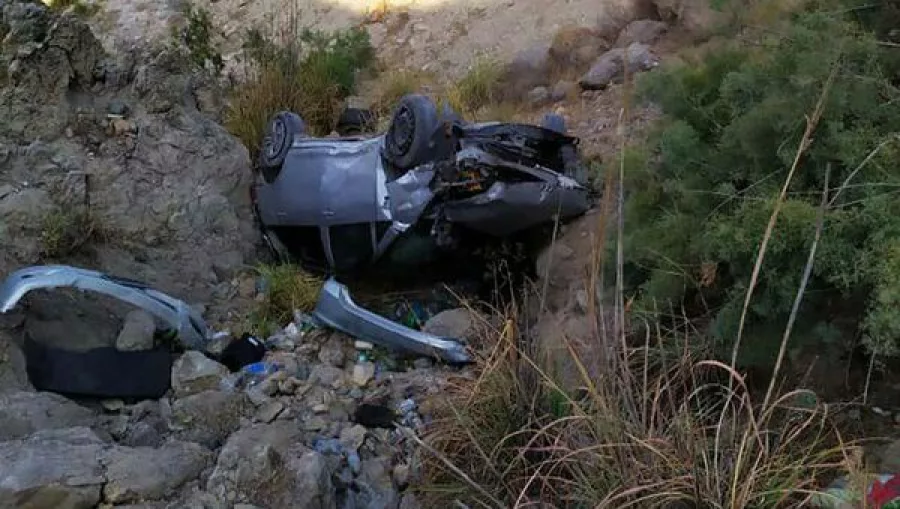 3862fa3305a1d360629c8ab606b2bb2e XL В Ошской области машина с подростками слетела с дороги с высоты 19 метров в обрыв. Погиб 17-летний.