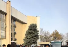 Бишкектин Ош базарында болгон рейдде 120дан ашык чет элдик кармалды