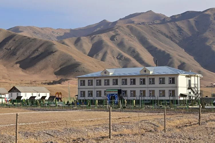 408173 w h500 1762846438 r камчыбек ташиев оштогу чек арачыларга жаңы батирлердин ачкычтарын тапшырды