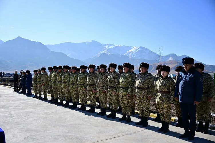 408175 w h500 1762846439 r камчыбек ташиев оштогу чек арачыларга жаңы батирлердин ачкычтарын тапшырды