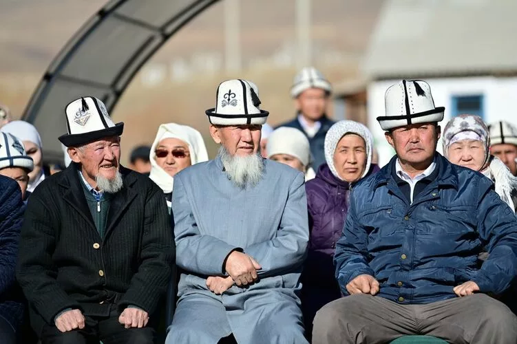 408177 w h500 1762846440 r камчыбек ташиев оштогу чек арачыларга жаңы батирлердин ачкычтарын тапшырды