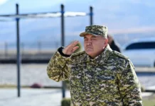 Камчыбек Ташиев вручил ключи от новых квартир пограничникам