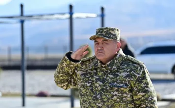 Камчыбек Ташиев вручил ключи от новых квартир пограничникам