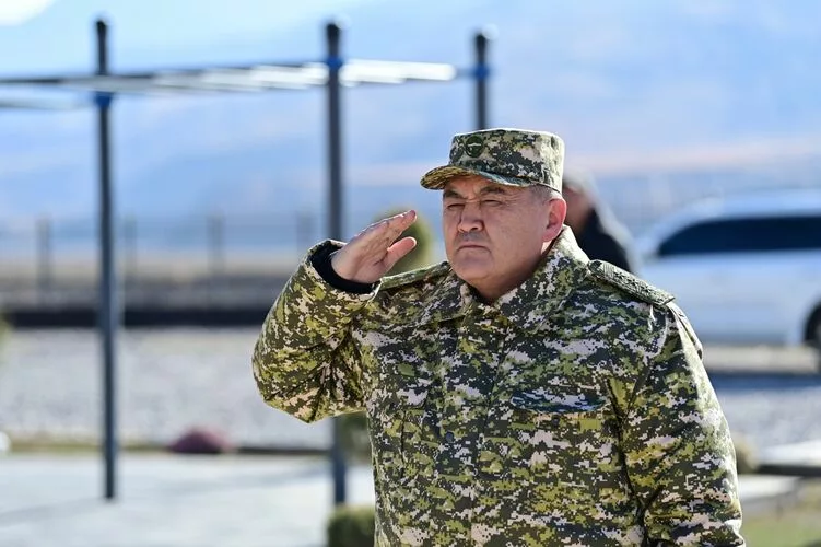 408178 w h500 1762846440 r Камчыбек Ташиев Оштогу чек арачыларга жаңы батирлердин ачкычтарын тапшырды