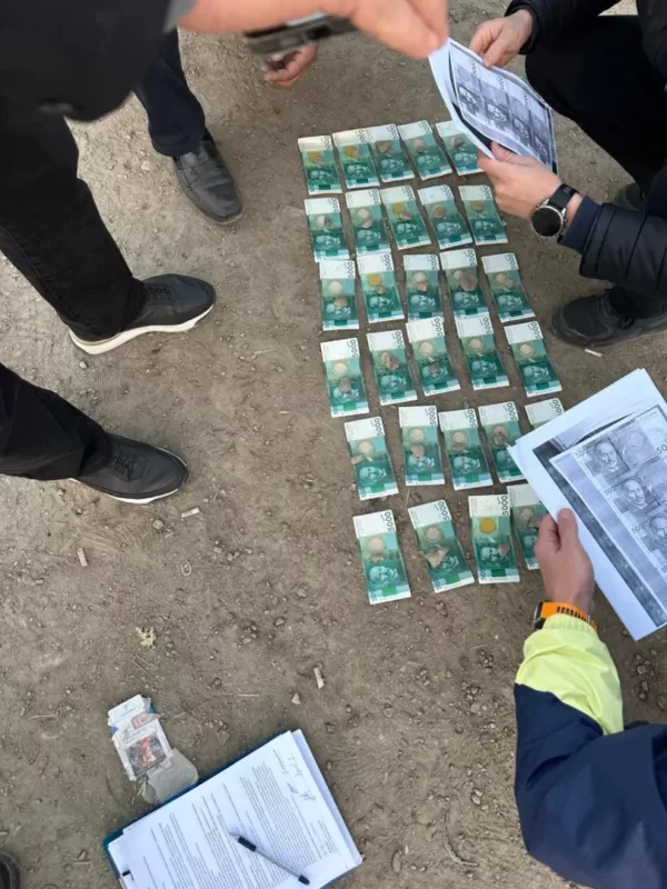 5afea81f c5f0 485d ac8b 8b57ff120204 гкнб кр задержал сотрудников увд ошской области с поличным при получении взятки. Один задержанный оказал сопротивление