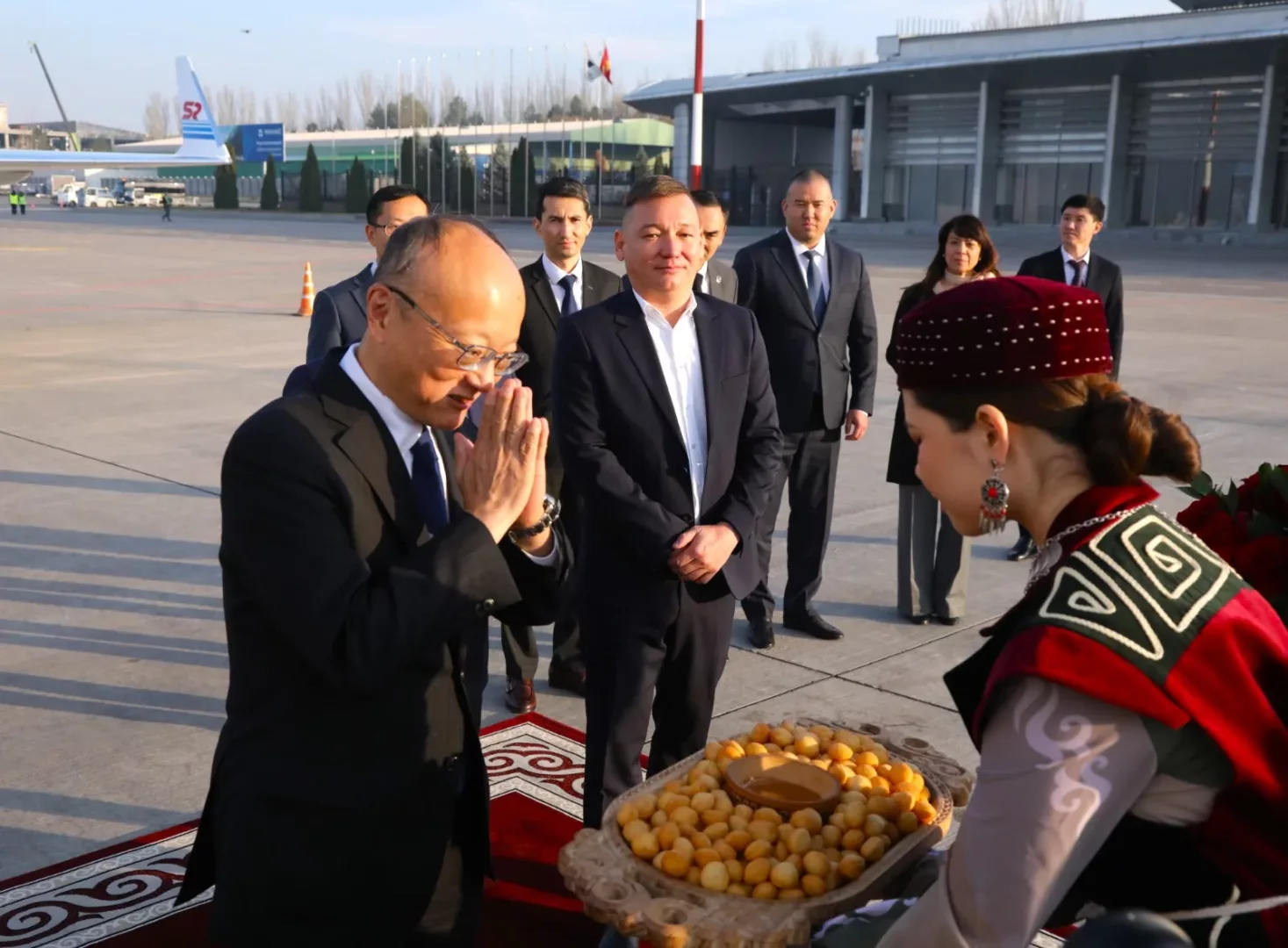 ABR 2.max 2560x1440.format webp.jpegquality 90 Азия өнүктүрүү банкынын президенти Бишкекке келди