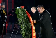 Садыр Жапаров и Владимир Путин возложили венки к Вечному огню на площади Победы в Бишкеке