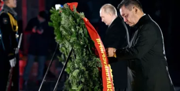 Садыр Жапаров и Владимир Путин возложили венки к Вечному огню на площади Победы в Бишкеке Главная