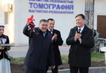 Глава ГКНБ Ташиев передал медикам 10 служебных автомобилей