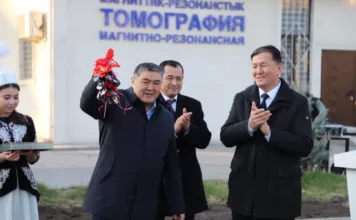 Глава ГКНБ Ташиев передал медикам 10 служебных автомобилей