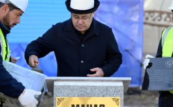 Садыр Жапаров заложил капсулу под реконструкцию «Манас Ордо»