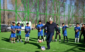 Камчыбек Ташиев открыл футбольную площадку в Узгене