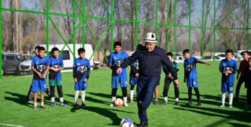 Камчыбек Ташиев открыл футбольную площадку в Узгене Главная