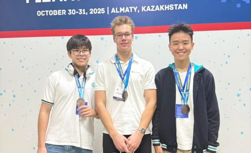photo 2025 11 03 17.2e16d0ba.format webp.fill 1668x1014 1 Кыргызстандык окуучулар Казакстандагы ЖИ олимпиадасында коло медаль жеңишти