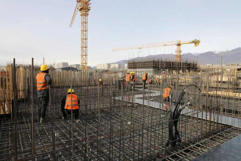 Photo 2025 11 06 16 44 42 в балыкчы строят 12-этажные дома, с ходом работ ознакомился ташиев