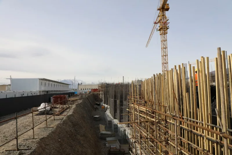 Photo 2025 11 06 16 44 44 в балыкчы строят 12-этажные дома, с ходом работ ознакомился ташиев