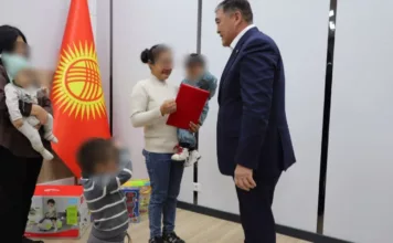 Ташиев вручил ключи от двухкомнатной квартиры в Бишкеке матери-одиночке с очень сложной судьбой