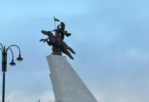 В Бишкеке начали устанавливать главную новогоднюю елку страны