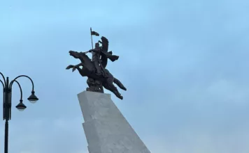 В Бишкеке начали устанавливать главную новогоднюю елку страны