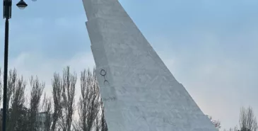 В Бишкеке начали устанавливать главную новогоднюю елку страны Главная