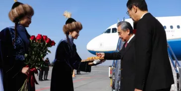 В Кыргызстан прибыл министр иностранных дел Китая Ван И Главная