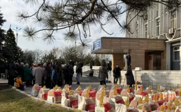 В Бишкеке к Новому году 300 семей получили гуманитарную помощь