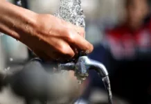 Мэр Оша выпил воду из новой водопроводной трубы в жилмассиве «Кен-Сай», чтобы доказать, что она пригодна для питья