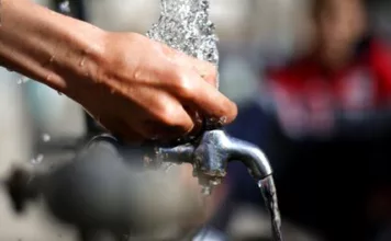 Мэр Оша выпил воду из новой водопроводной трубы в жилмассиве «Кен-Сай», чтобы доказать, что она пригодна для питья