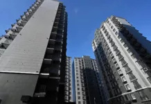 Депутатам из регионов, которым негде жить в Бишкеке, могут предоставить квартиры через Госипотечную компанию, сообщил президент