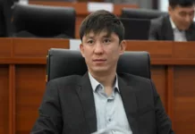 Депутат Эрулан Кокулов опубликовал видео с милиционером, который ездил без номеров