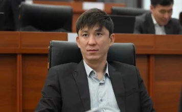 Депутат Эрулан Кокулов опубликовал видео с милиционером, который ездил без номеров