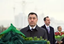 Садыр Жапаров возложил цветы к Монументу нейтралитета в Ашхабаде