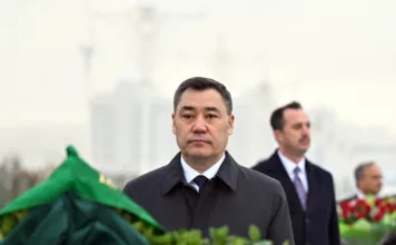 Садыр Жапаров возложил цветы к Монументу нейтралитета в Ашхабаде