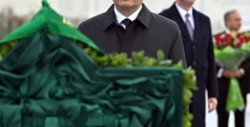 Садыр Жапаров возложил цветы к Монументу нейтралитета в Ашхабаде Главная