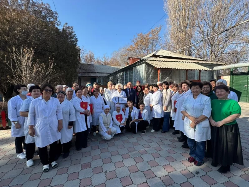 2025 12 30 20 34 25 639322 каныбек досмамбетов навестил детей в онкоотделениях бишкека