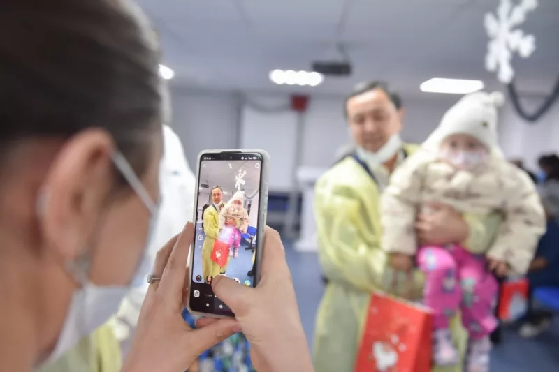 2025 12 30 20 34 28 381347 каныбек досмамбетов навестил детей в онкоотделениях бишкека