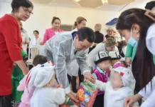 Каныбек Досмамбетов навестил детей в онкоотделениях Бишкека