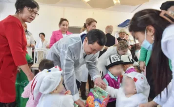 Каныбек Досмамбетов навестил детей в онкоотделениях Бишкека