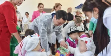 Каныбек Досмамбетов навестил детей в онкоотделениях Бишкека Главная