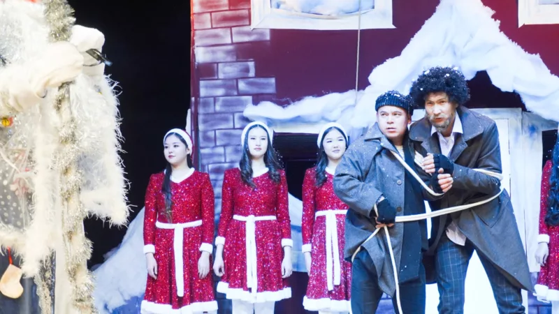 2418dbdc 0898 421f 9554 887ce95a6048 1 талас облусунун башчысы эрмат джумаевдин балдар үчүн жаңы жылдык балаты майрамы өттү