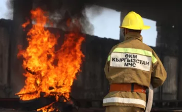Состоялся новогодний праздник для детей с участием главы Таласской области Эрматa Джумаева