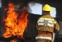 В Бишкеке горит оптовый рынок «Азиз»