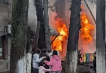 На бульваре Эркиндик загорелось кафе: Огонь тушат два пожарных расчета