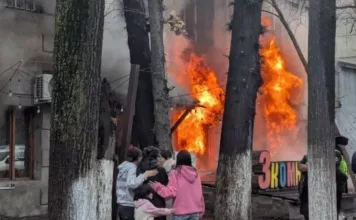 На бульваре Эркиндик загорелось кафе: Огонь тушат два пожарных расчета