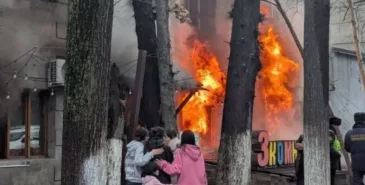 На бульваре Эркиндик загорелось кафе: Огонь тушат два пожарных расчета Главная